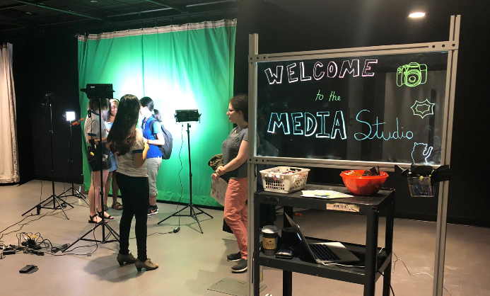 Sceen saying "Welcome to the Media Center" with green screen in background